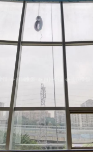 高空作業(yè)安全繩和墻面來回摩擦導致繩索斷裂