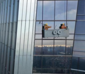 開學(xué)季工人佩戴高空作業(yè)防墜器清洗玻璃幕墻